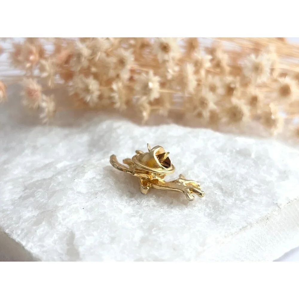 Praying Angel in Flight Gold Toned Vintage Costume Jewelry Brooch | Lapel Pin